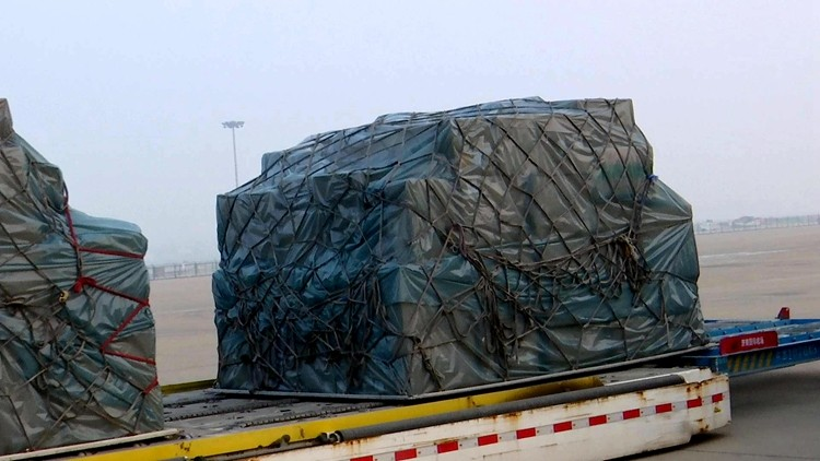 起飞衣服箱包电子产品13吨货物搭乘济南首条日本全货运航线飞机出发